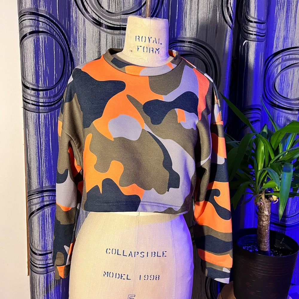 Long-Sleeve camo crop top